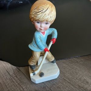 Vintage 1974 figurine Fran Mar Moppets Collection Boy ice hockey player